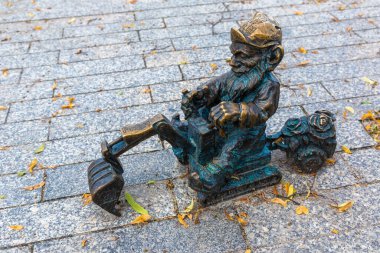 WROCLAW, POLAND - 21 Eylül 2022: Wroclaw 'ın sembolü - Cüce (cüce) heykeli güneşli bir günde, Wroclaw, Polonya