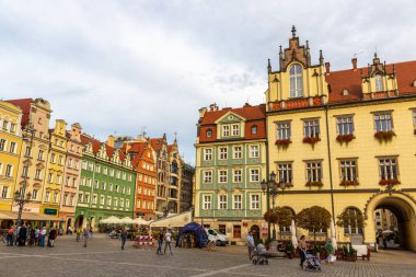 WROCLAW, POLAND - 21 Eylül 2022: Güneşli bir günde Eski Pazar Meydanı 'ndaki renkli eski binalar, Wroclaw, Polonya