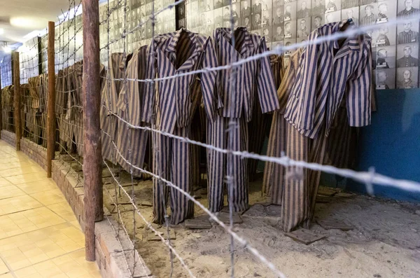 Oswiecim Lengyelország Szeptember 2022 Kiállítás Fogolyruhákkal Auschwitzi Koncentrációs Táborban Egy — Stock Fotó