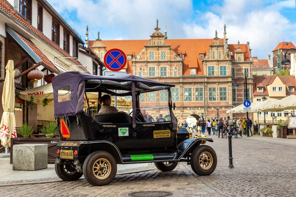 GDANSK, POLAND - 7 Eylül 2022: Polonya 'nın Gdansk kentindeki güzel eski bir kasabayı gezmek için eski model bir araba