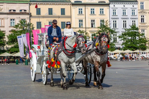 Krakow Polónia Setembro 2022 Carruagens Cavalos Praça Principal Cracóvia Polônia — Fotografia de Stock