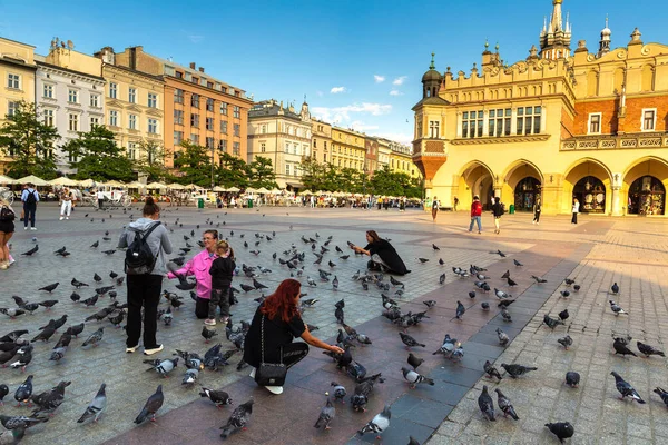 Krakow Polonia Septiembre 2022 Gente Alimenta Las Palomas Plaza Del — Foto de Stock