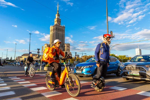 2022 자전거를 건너는 사람들 폴란드 바르샤바 — 스톡 사진