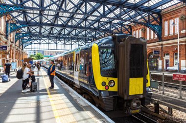 BOURNEMOUTH, BİRLİK KINGDOM - 25 Haziran 2022: Bournemouth bir yaz günü tren istasyonu, Bournemouth, Birleşik Krallık