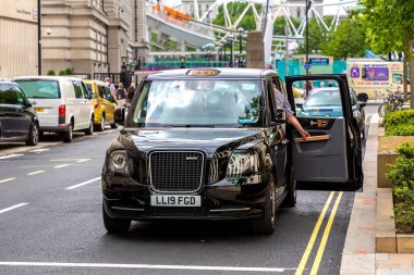 LONDON, BİRLİK KINGDOM - 26 Haziran 2022 Londra taksisi (Black Cab) bir yaz günü, İngiltere