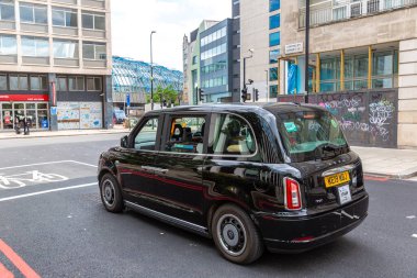 LONDON, BİRLİK KINGDOM - 26 Haziran 2022 Londra taksisi (Black Cab) bir yaz günü, İngiltere