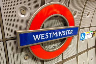 LONDON, BİRLİK KINGDOM - 26 Haziran 2022 Londra, İngiltere 'deki Westminster metro istasyonundan bir işaret