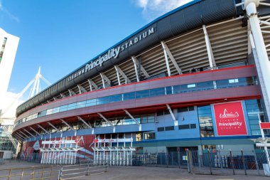 CARDIFF, BİRLİK KINGDOM - 27 Haziran 2022: Cardiff Milenyum Stadyumu 'nun dışında bir yaz günü, Galler, Galler, Cardiff' te