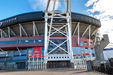 CARDIFF, BİRLİK KINGDOM - 27 Haziran 2022: Cardiff Milenyum Stadyumu 'nun dışında bir yaz günü, Galler, Galler, Cardiff' te