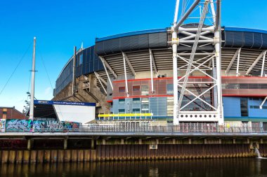 CARDIFF, BİRLİK KINGDOM - 27 Haziran 2022: Cardiff Milenyum Stadyumu 'nun dışında bir yaz günü, Galler, Galler, Cardiff' te