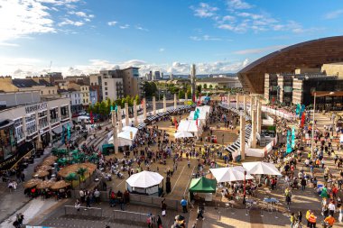 CARDIFF, BİRLİK KINGDOM - 27 Haziran 2022: Bir yaz günü, Galler, İngiltere 'de Cardiff' in panoramik hava manzarası