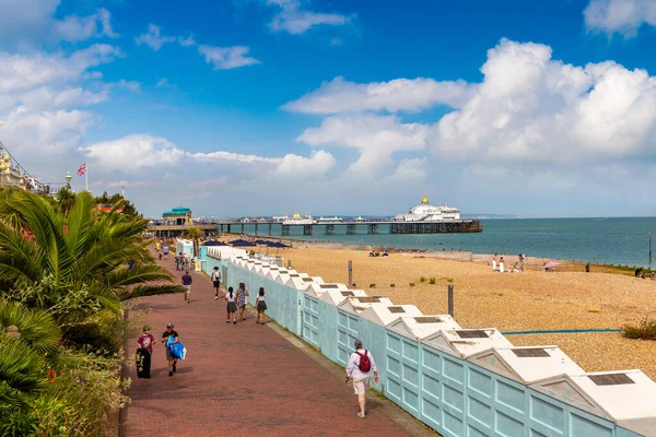 英国东海岸 2022年6月29日 英国东萨塞克斯郡 阳光明媚的夏日 伊斯特伯恩海滩和海滩小屋 — 图库照片