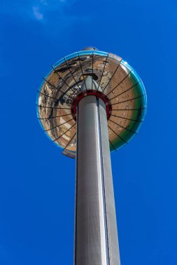 Brighton, İngiltere - 29 Haziran 2022 Brighton sahilindeki British Airways i360 gözlem kulesi Brighton, Doğu Sussex, İngiltere 'de güneşli bir yaz günü