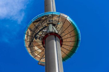 Brighton, İngiltere - 29 Haziran 2022 Brighton sahilindeki British Airways i360 gözlem kulesi Brighton, Doğu Sussex, İngiltere 'de güneşli bir yaz günü