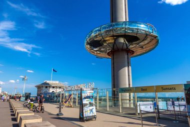 Brighton, İngiltere - 29 Haziran 2022 Brighton sahilindeki British Airways i360 gözlem kulesi Brighton, Doğu Sussex, İngiltere 'de güneşli bir yaz günü