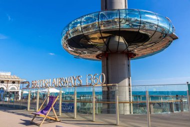 Brighton, İngiltere - 29 Haziran 2022 Brighton sahilindeki British Airways i360 gözlem kulesi Brighton, Doğu Sussex, İngiltere 'de güneşli bir yaz günü