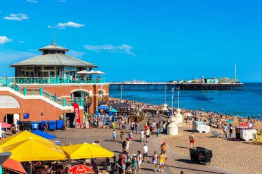 BRIGHTON, İngiltere - 29 Haziran 2022 Brighton Sahili 'nde Brighton, Doğu Sussex, İngiltere' de güneşli bir yaz günü