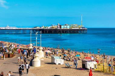 BRIGHTON, İngiltere - 29 Haziran 2022 Brighton Sahili 'nde Brighton, Doğu Sussex, İngiltere' de güneşli bir yaz günü