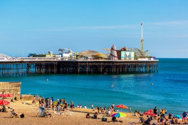 BRIGHTON, İngiltere - 29 Haziran 2022 Brighton Sahili 'nde Brighton, Doğu Sussex, İngiltere' de güneşli bir yaz günü