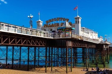 BRIGHTON, İngiltere - 29 Haziran 2022 Brighton Sahili 'nde Brighton, Doğu Sussex, İngiltere' de güneşli bir yaz günü