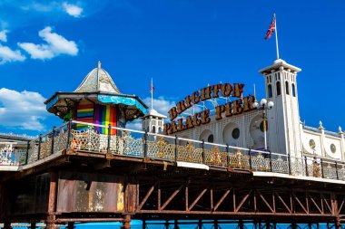 BRIGHTON, İngiltere - 29 Haziran 2022 Brighton Sahili 'nde Brighton, Doğu Sussex, İngiltere' de güneşli bir yaz günü