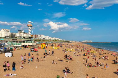 BRIGHTON, İngiltere - 29 Haziran 2022 Brighton plajı Brighton, Doğu Sussex, İngiltere 'de güneşli bir yaz günü