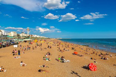 BRIGHTON, İngiltere - 29 Haziran 2022 Brighton plajı Brighton, Doğu Sussex, İngiltere 'de güneşli bir yaz günü