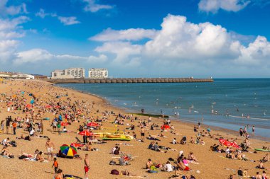 BRIGHTON, İngiltere - 29 Haziran 2022 Brighton plajı Brighton, Doğu Sussex, İngiltere 'de güneşli bir yaz günü