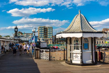 BRIGHTON, İngiltere - 29 Haziran 2022 Brighton Sahili 'nde Brighton, Doğu Sussex, İngiltere' de güneşli bir yaz günü