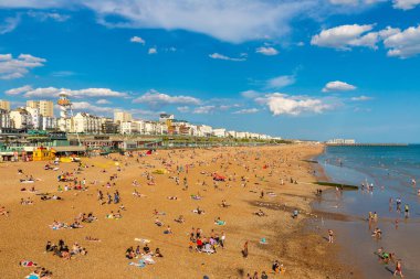 BRIGHTON, İngiltere - 29 Haziran 2022 Brighton plajı Brighton, Doğu Sussex, İngiltere 'de güneşli bir yaz günü