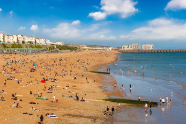 BRIGHTON, İngiltere - 29 Haziran 2022 Brighton plajı Brighton, Doğu Sussex, İngiltere 'de güneşli bir yaz günü