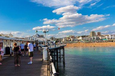 BRIGHTON, İngiltere - 29 Haziran 2022 Brighton Sahili 'nde Brighton, Doğu Sussex, İngiltere' de güneşli bir yaz günü