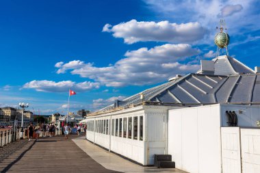 BRIGHTON, İngiltere - 29 Haziran 2022 Brighton Sahili 'nde Brighton, Doğu Sussex, İngiltere' de güneşli bir yaz günü