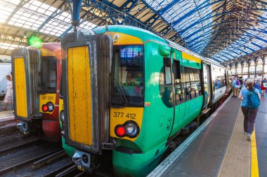 BRIGHTON, İngiltere - 29 Haziran 2022: Brighton bir yaz günü tren istasyonu, Brighton, İngiltere