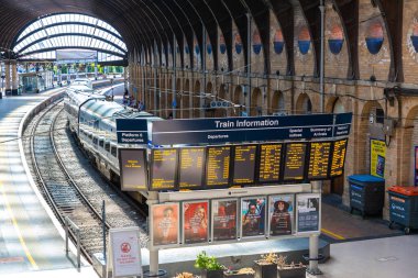 YORK, İngiltere - 30 Haziran 2022: Bir yaz günü York tren istasyonunda bir elektronik duyuru panosu, İngiltere