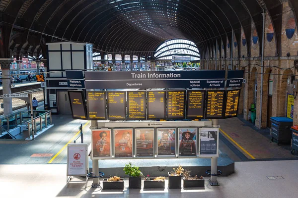 York Reino Unido Junio 2022 Tablón Anuncios Electrónico Estación Tren —  Fotos de Stock
