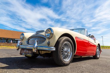 FLAMBOROUGH, İngiltere - 12 Haziran 2022: Flamborough 'da bir yaz günü, Yorkshire, İngiltere' de klasik Austin Healey 3000 MkII model araba