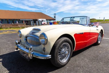 FLAMBOROUGH, İngiltere - 12 Haziran 2022: Flamborough 'da bir yaz günü, Yorkshire, İngiltere' de klasik Austin Healey 3000 MkII model araba