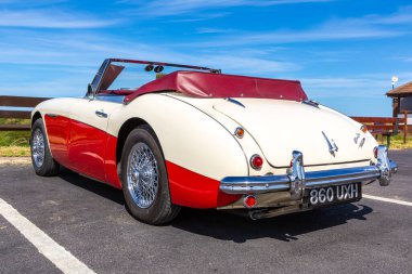 FLAMBOROUGH, İngiltere - 12 Haziran 2022: Flamborough sahilinde bir yaz günü, Yorkshire, İngiltere 'de klasik Austin Healey 3000 MkII model araba