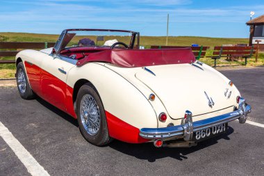 FLAMBOROUGH, İngiltere - 12 Haziran 2022: Flamborough sahilinde bir yaz günü, Yorkshire, İngiltere 'de klasik Austin Healey 3000 MkII model araba