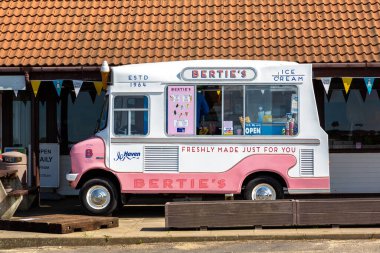 FLAMBOROUGH, İngiltere - 12 Haziran 2022: Flamborough 'da yaz günü Yorkshire, İngiltere' de dondurma satan yerel dondurma kamyonu