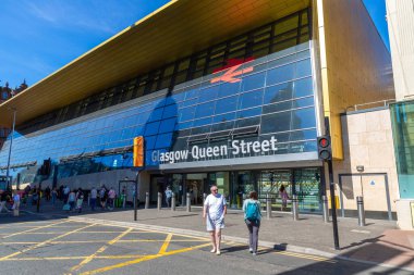 GLASGOW, İngiltere - 14 Haziran 2022: Glasgow Queen Caddesi tren istasyonu, Glasgow, İskoçya, İngiltere