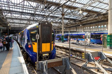 GLASGOW, İngiltere - 14 Haziran 2022: Glasgow Queen Caddesi tren istasyonu, Glasgow, İskoçya, İngiltere