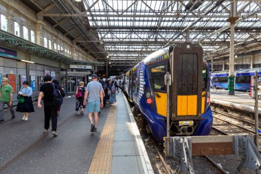 GLASGOW, İngiltere - 14 Haziran 2022: Glasgow Queen Caddesi tren istasyonu, Glasgow, İskoçya, İngiltere