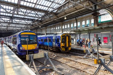 GLASGOW, İngiltere - 14 Haziran 2022: Glasgow Queen Caddesi tren istasyonu, Glasgow, İskoçya, İngiltere