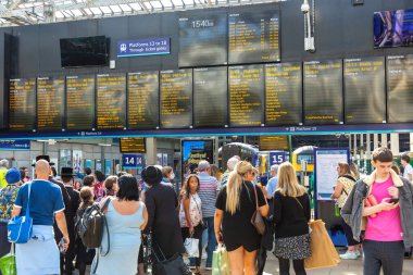 EDINBURGH, İngiltere - 14 Haziran 2022: Edinburgh Waverley tren istasyonunda bir elektronik uyarı panosu, Edinburgh, İskoçya, İngiltere