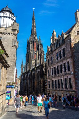 EDINBURGH, İngiltere - 14 Haziran 2022: Edinburgh, İskoçya 'da güneşli bir yaz gününde Royal Mile' da Tolbooth Kirk çan kulesi