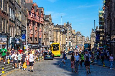EDINBURGH, İngiltere - 14 Haziran 2022: Güneşli bir yaz gününde Edinburgh, İskoçya, İngiltere 'de Tarihi Kraliyet Mil
