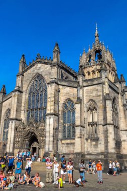 EDINBURGH, İngiltere - 14 Haziran 2022: Edinburgh, İskoçya, İngiltere 'de güneşli bir yaz gününde Royal Mile St Giles Katedrali