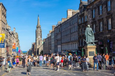 EDINBURGH, İngiltere - 14 Haziran 2022: Edinburgh, İskoçya 'da güneşli bir yaz gününde Royal Mile ve Tron Kirk kulesi